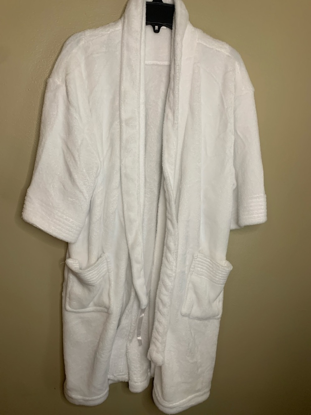 Amazon White Plush Short-Sleeve Shawl Collar Robe with Pockets
